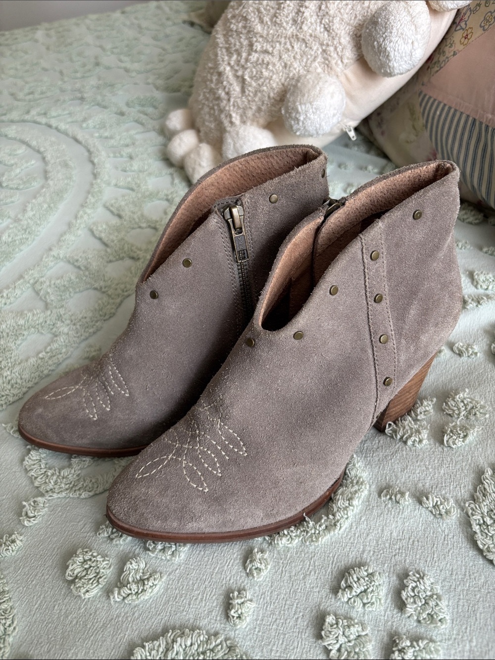 Gorgeous Ariat Unbridled Taupe Suede Studded Ankle Booties